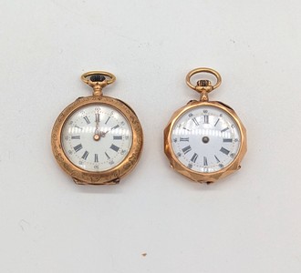 DEUX MONTRES DE COL en or (750), avec bélières...